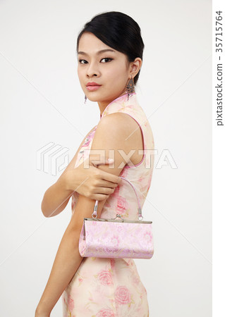 chinese woman in cheongsam 35715764