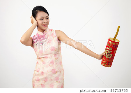 chinese woman in cheongsam 35715765
