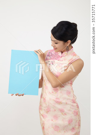 chinese woman in cheongsam holding card 35715771