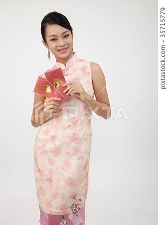chinese woman holding red envelope 35715779
