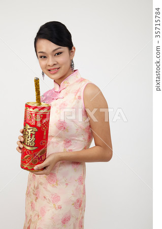 chinese woman in cheongsam 35715784