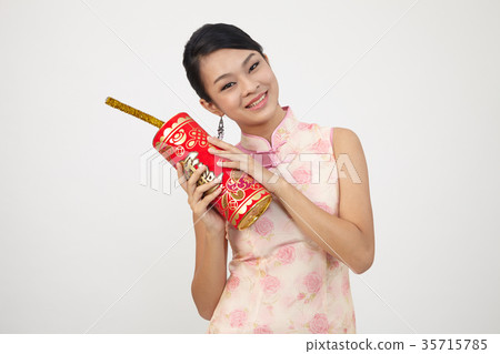 chinese woman in cheongsam 35715785
