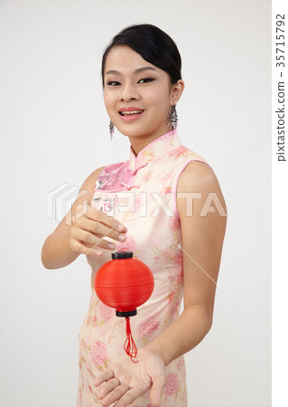 chinese woman in cheongsam 35715792