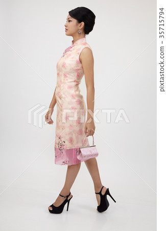 chinese woman in cheongsam 35715794