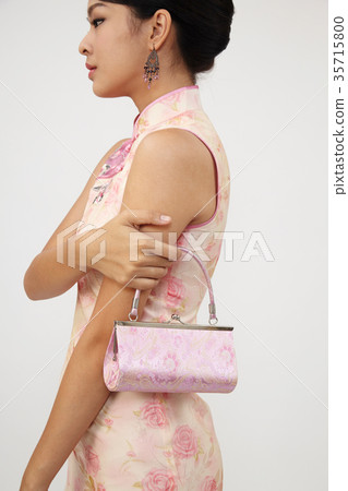 chinese woman in cheongsam 35715800
