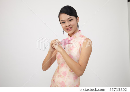 chinese woman in cheongsam 35715802
