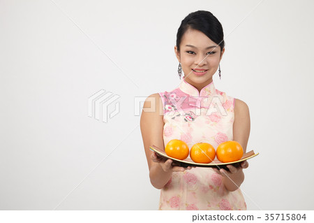 chinese woman in cheongsam 35715804