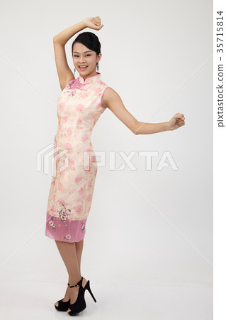 chinese woman in cheongsam 35715814