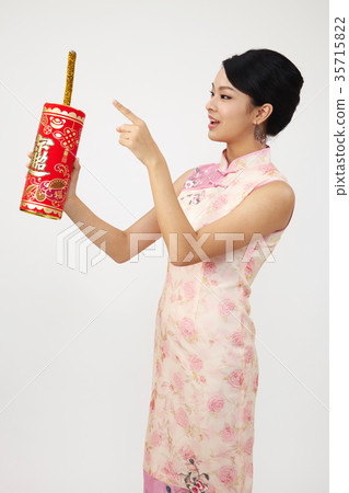 chinese woman in cheongsam 35715822