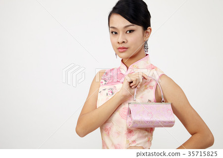 chinese woman in cheongsam 35715825