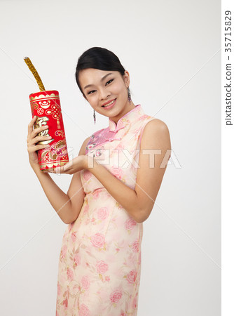chinese woman in cheongsam 35715829