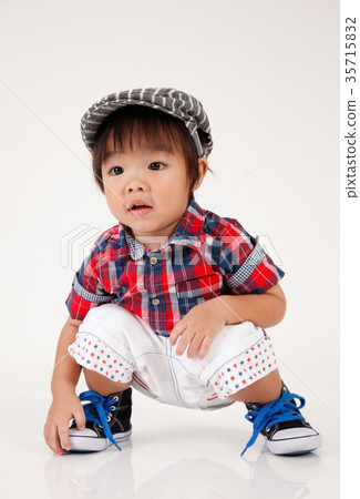 boy squatting 35715832
