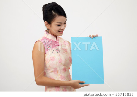 chinese woman in cheongsam holding card chinese woman in cheongsam holding card 35715835