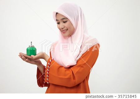 mlay girl with tudung 35715845