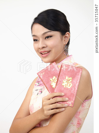chinese woman holding red envelope 35715847