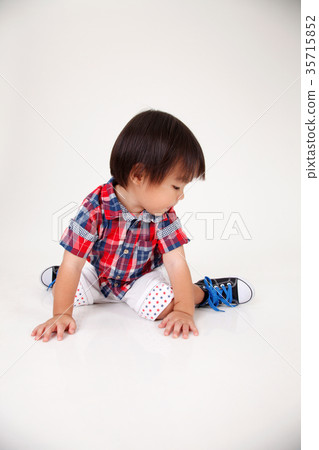 boy sitting 35715852