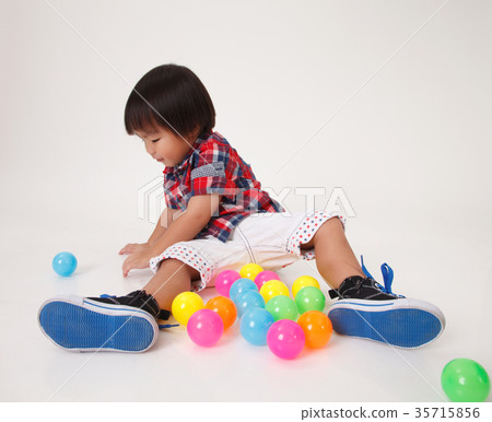 boy playing 35715856