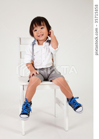 boy sitting 35715858