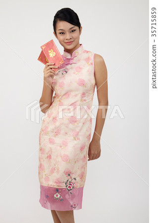 chinese woman holding red envelope 35715859
