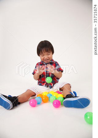 boy playing 35715874