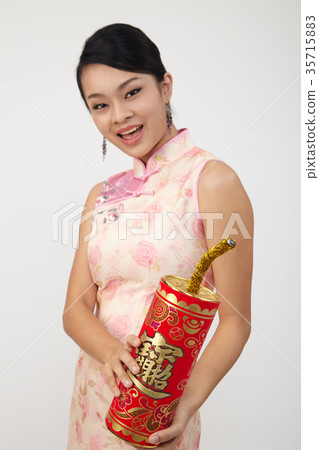 chinese woman in cheongsam 35715883