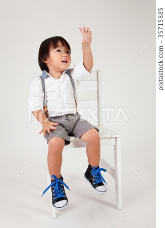 boy sitting 35715885