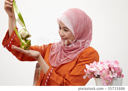 malay girl with tudung hoding ketupat malay girl with tudung hoding ketupat 35715886