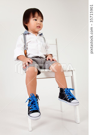 boy sitting 35715901