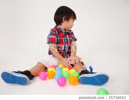 boy playing 35716032