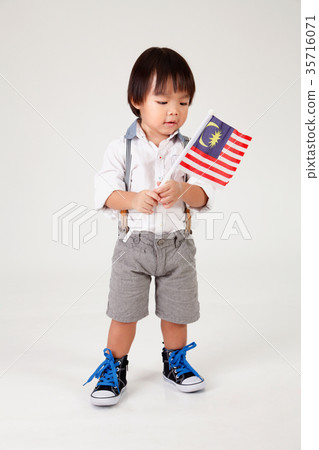 boy holding malaysia flag 35716071