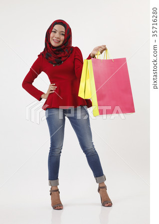 woman shopping 35716280