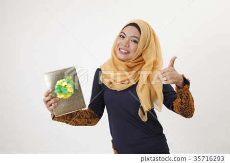 present for hari raya present for hari raya 35716293