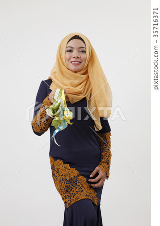 malay woman showing ketupat 35716371