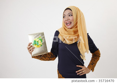 present for hari raya 35716470