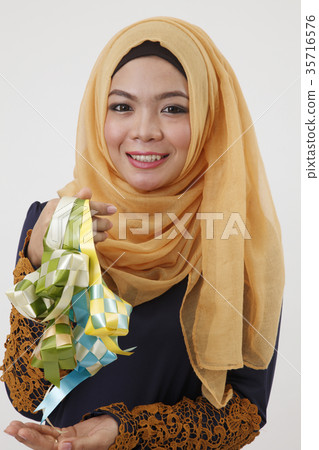 woman with ribbon ketupat 35716576