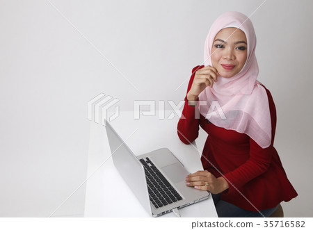 woman using laptop 35716582