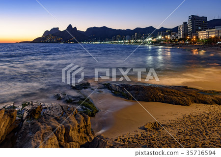 Night arriving at Arpoador stone, Ipanema beach 35716594
