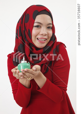 woman holding oil lamp 35716607