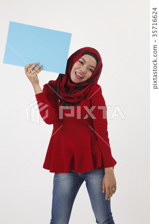 musliman hold placard 35716624