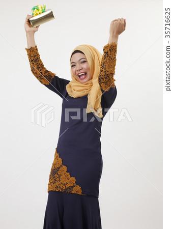 present for hari raya 35716625