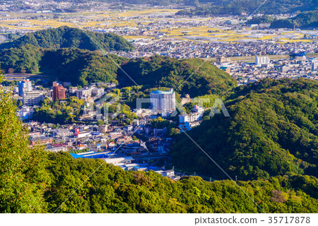 從伊豆之國市的茨城山的長岡溫泉鎮的看法 35717878