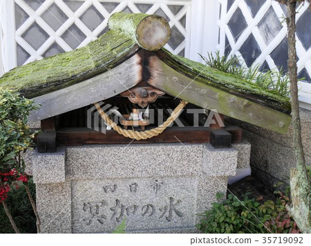 水井和新年裝飾準備 35719092