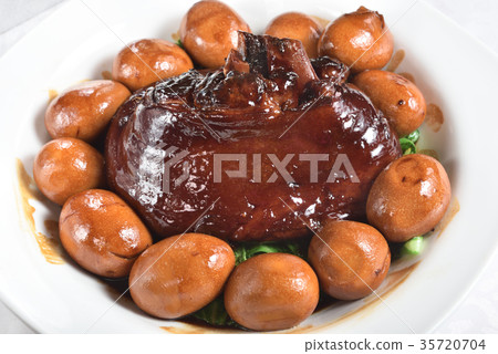 Braised pork trotters in brown sauce   35720704