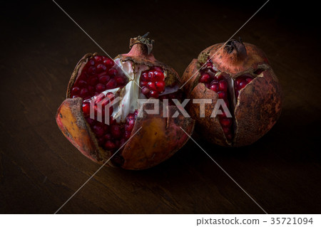 Ripe pomegranate seeds 35721094