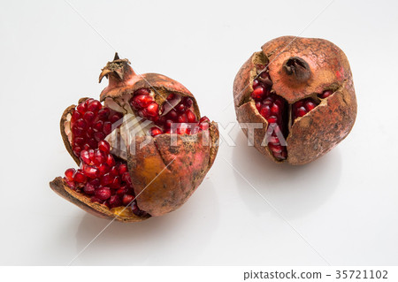 Ripe pomegranate seeds Ripe pomegranate seeds 35721102
