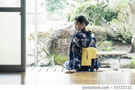 A woman in a yukata 35722111