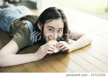 在家放鬆的婦女 35722350