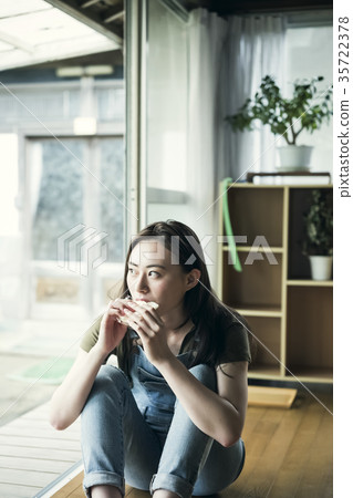 在家放鬆的婦女 35722378