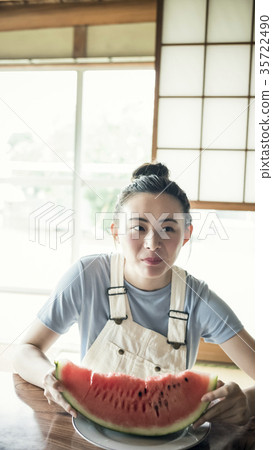 在家放鬆的婦女 在家放鬆的婦女 35722490