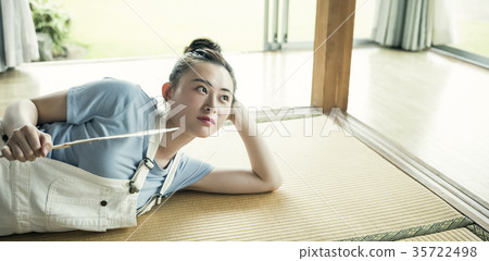 在家放鬆的婦女 35722498